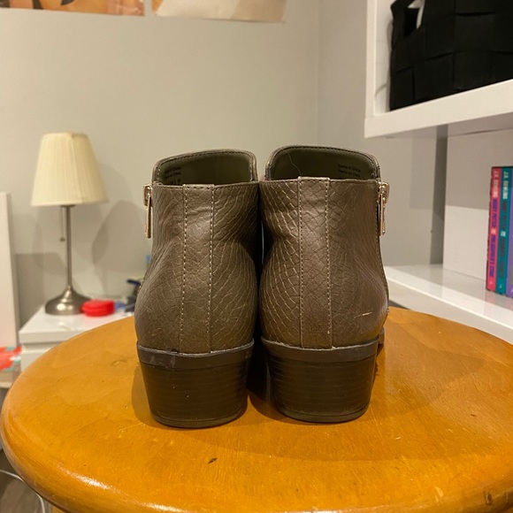 “Call it Spring” (vegan) leather low boots, size 7.5 US women’s - Picture 3 of 6